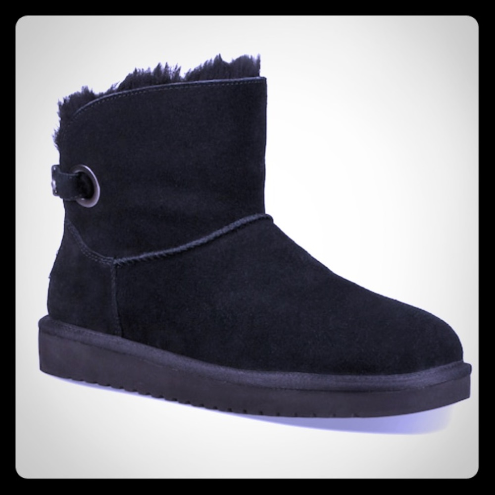 I am selling black Koolaburra by Ugg’s ankle boots